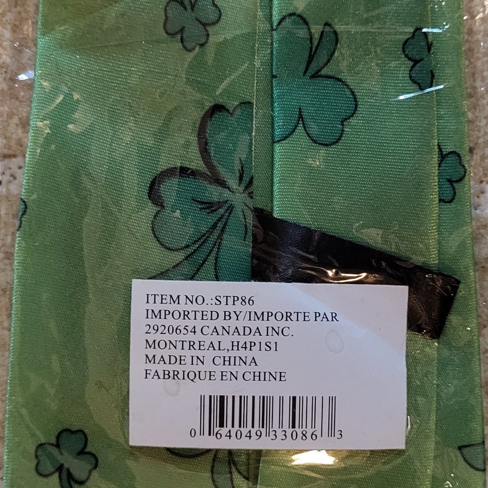 GREEN SHAMROCK DESIGN NECKTIE ITEM NO. STP86 BRAND NEW IN PACKAGE